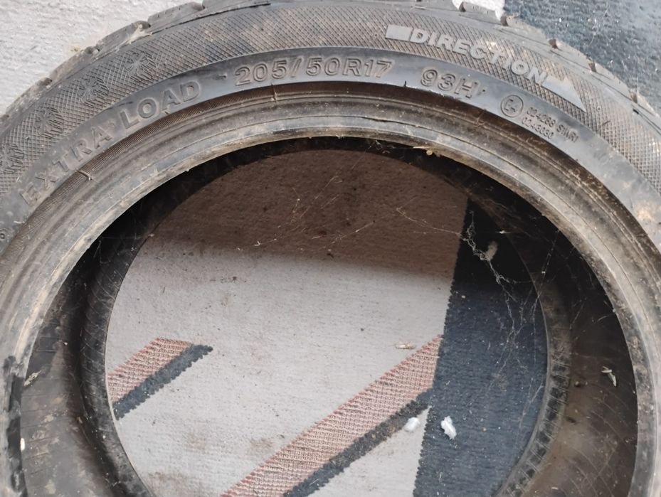 Vând cauciucuri aproape noi.