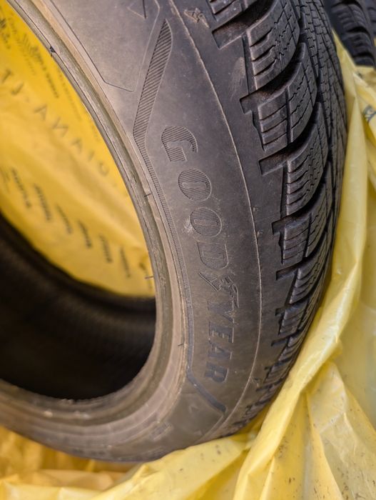Продавам зимни гуми good year ultra grip 3 225/45/17