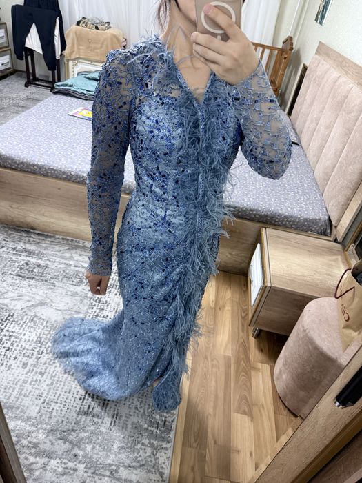 Вечернее синее с камнями и перьями платье