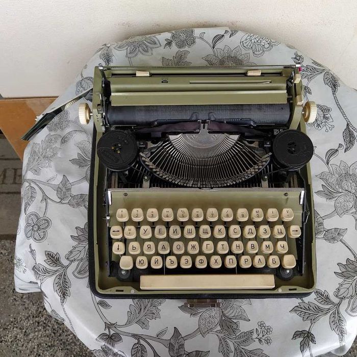 Продавам ретро шевна и пишеща машини, ретро стеги