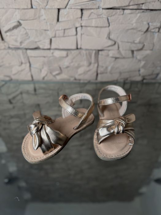 Продам детскую обувь, кроссовки, сандалии, туфли и ботинки для девочек