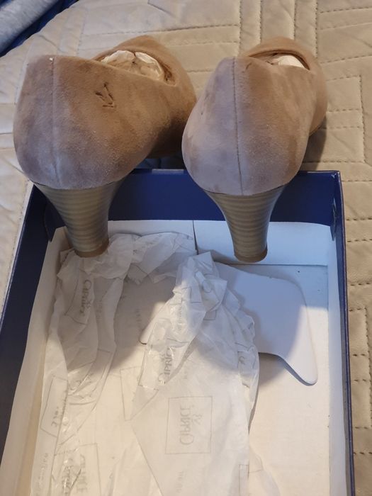 Pantofi din piele intoarsa nude