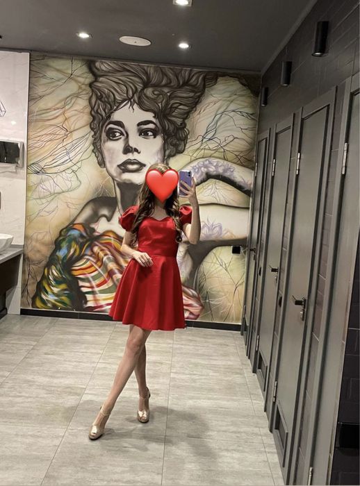 Красное сатиновое платье