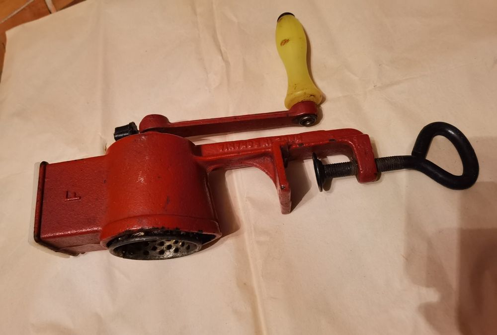 Mașina tocat carne universala și nuca