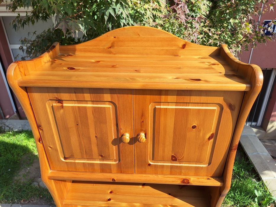 Трапезен бюфет от масивна дървесина