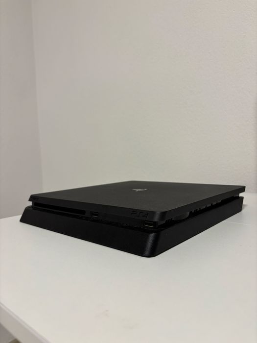 Продавам playstation 4 slim