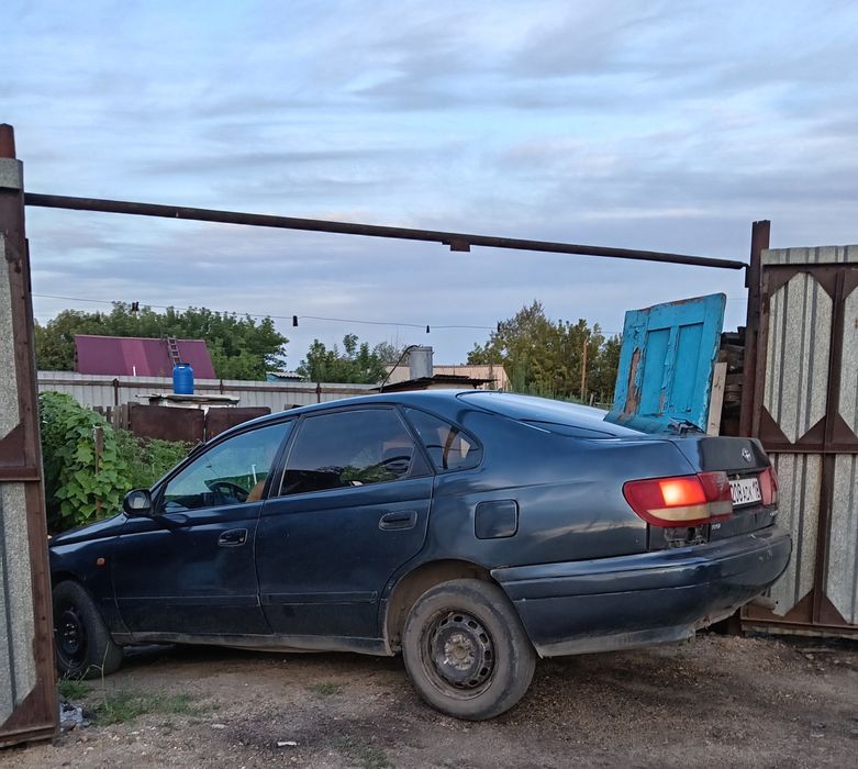 Продам машину тайота карина е