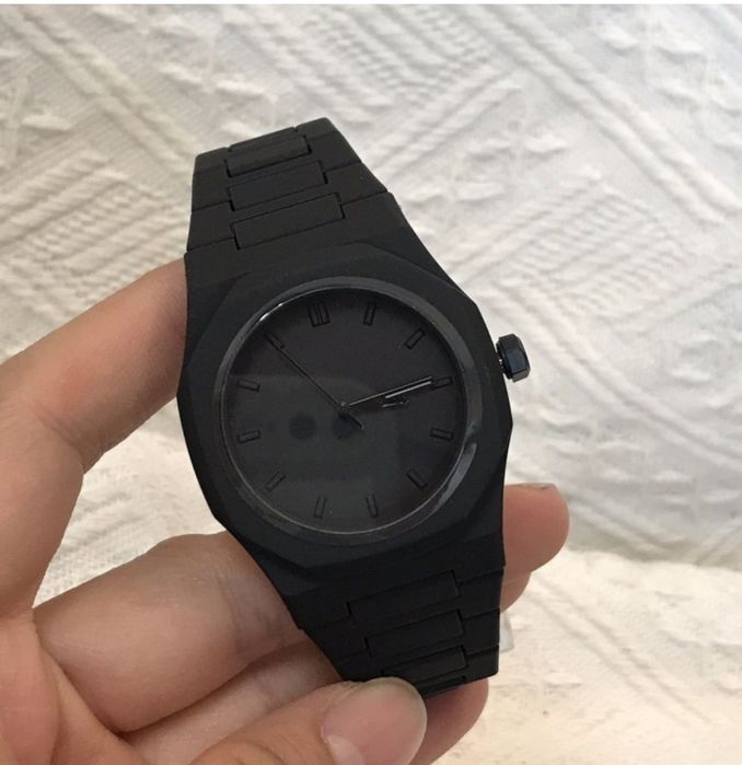 Часы,кварцывые,чёрные.