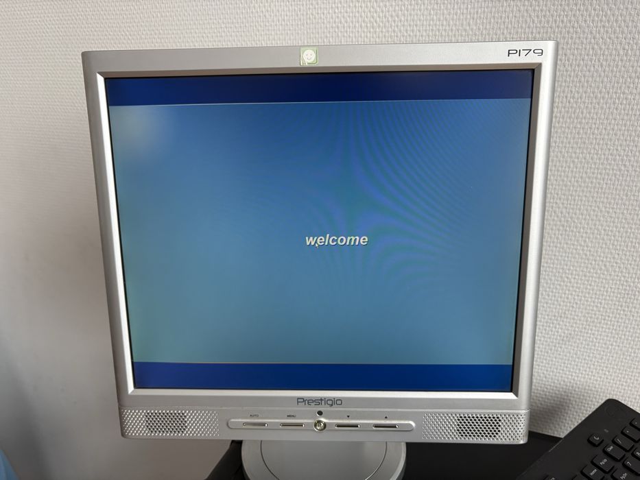 Monitor LCD 17 inch cu boxa incorporata