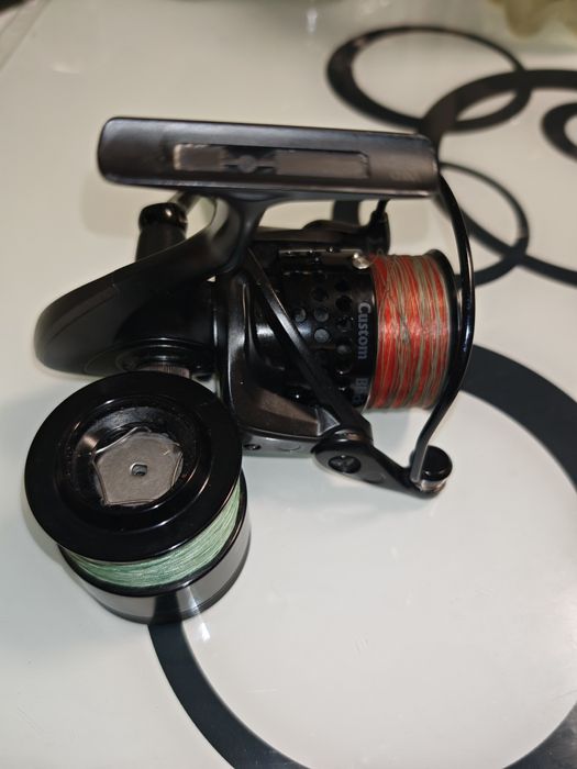 Okuma Custom Black Feeder 5500 stare excelentă