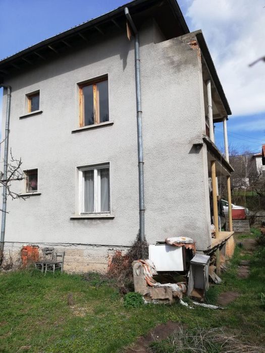 Къща в гр. Земен