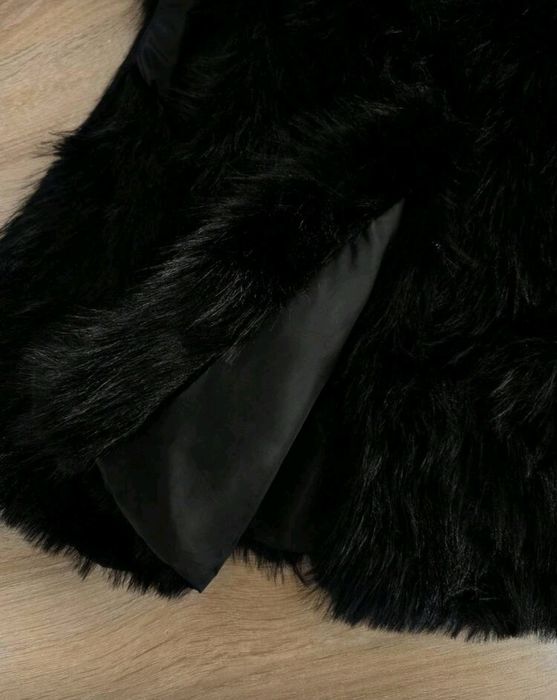 Страхотен макси пухен нов елек с лъскав еко косъм