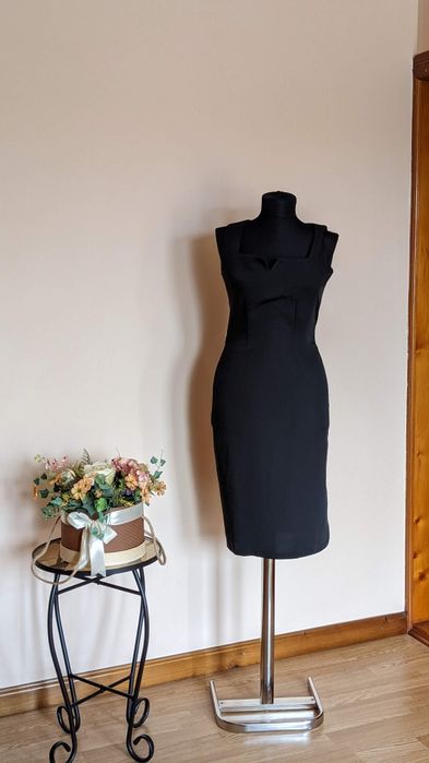 Rochie neagră office cu crăpătură pe picior