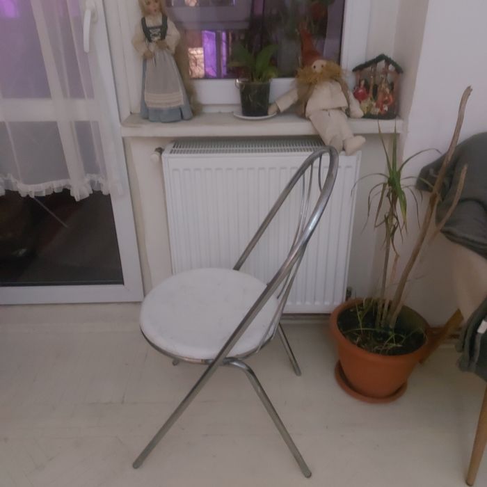 Vind scaun din inox și blat de lemn folosit