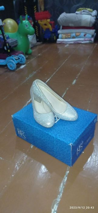 Oyoq kiyimlar sotiladi