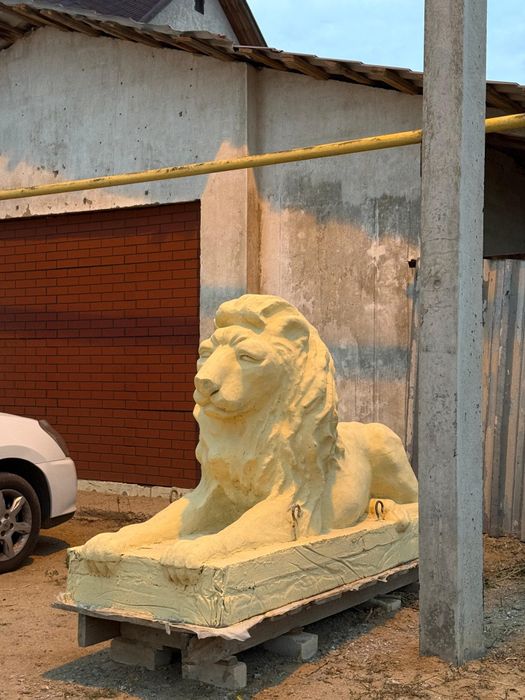 продам скульптуру льва 2шт.