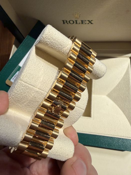Rolex Day Date 40 18k Yellow Gold Black Baguette