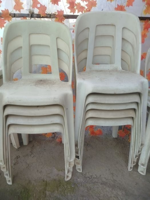 Plastmassa stol-stul sotiladi. 6 komplekt, oq rangda holati yaxwi.