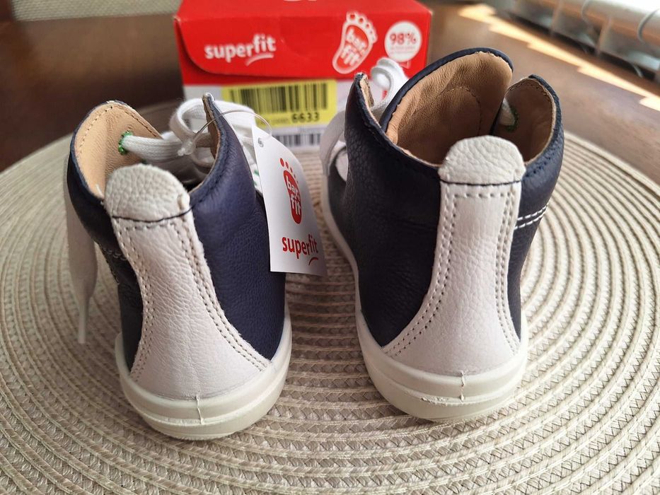 Боси есенни обувки Superfit за прохождащо бебе