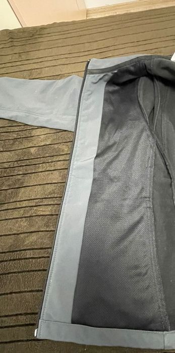 Geacă softshell Siemens, ca nouă, mărime M . Preț negociabil.