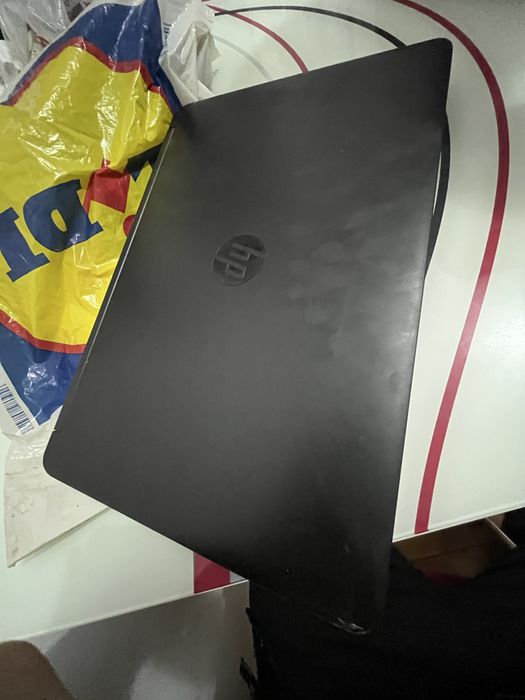 Laptop HP i5 2.5GHz / 4GB RAM / Windows 10 Pro – funcțional (DEFECT MIC ECRAN)