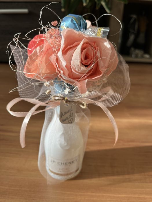 Ръчно изработени цветчета от хартия пенливо вино и