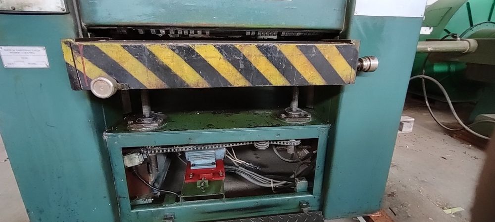 Щрайхмус на 810 мм с 4 ножа и автоматично качване и сваляне на плота височина 200 мм мотор 7,5 кв