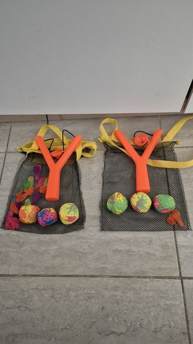 Joc 2 prastii pentru copii de plastic cu mingi de burete