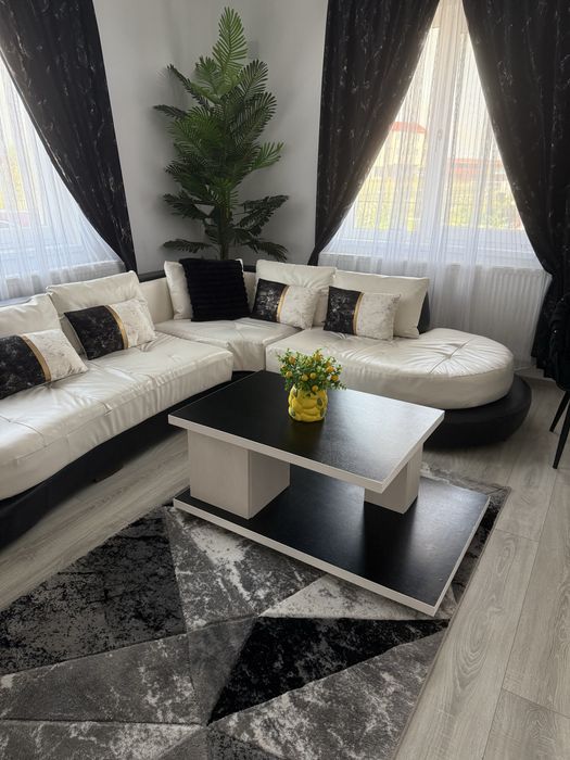 Canapea colțar modernă + măsuță de cafea – alb/negru – stare foarte bună