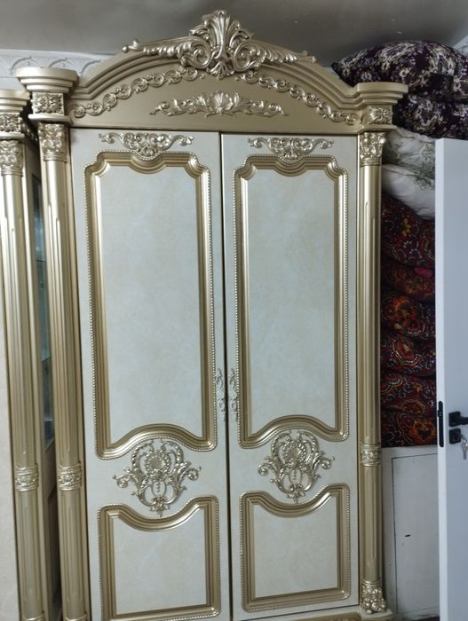 Шкаф сотилади узимники