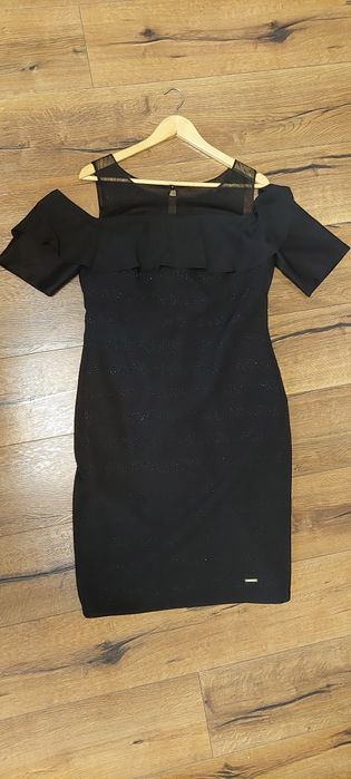 Junona Рокля с голи рамене и волан