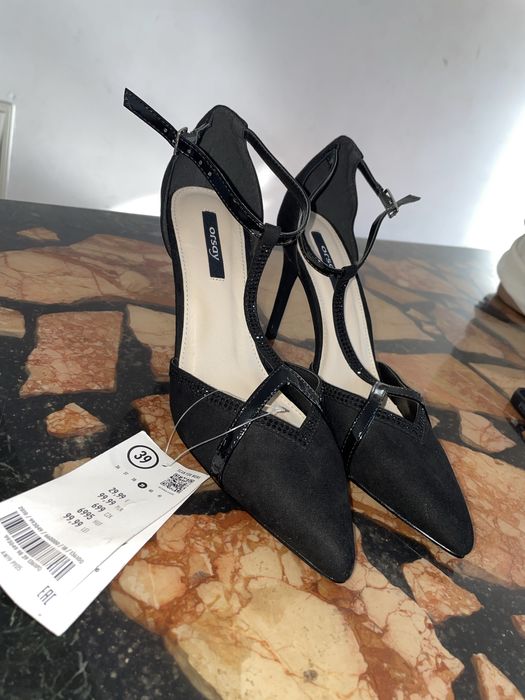 Pantofi cu toc noi cu eticheta