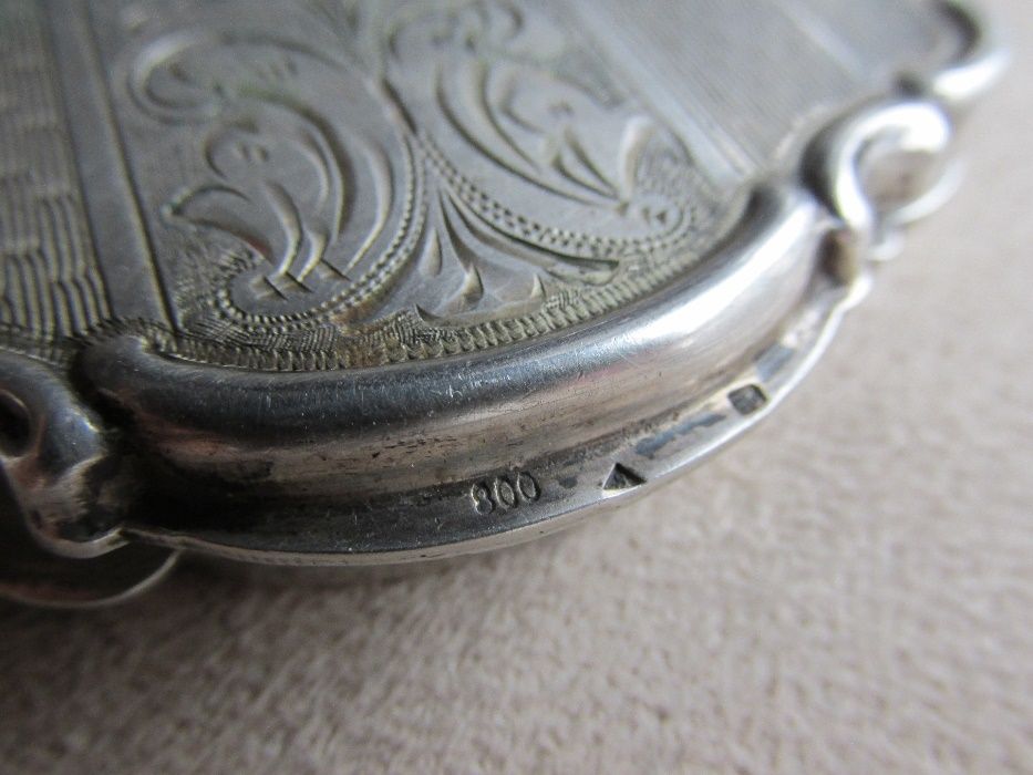 Стара сребърна,гравирана пудриера