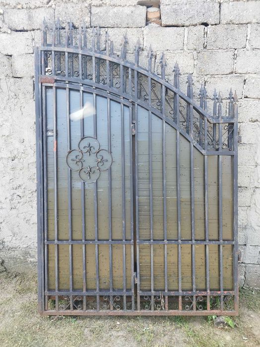 Porți metalice.