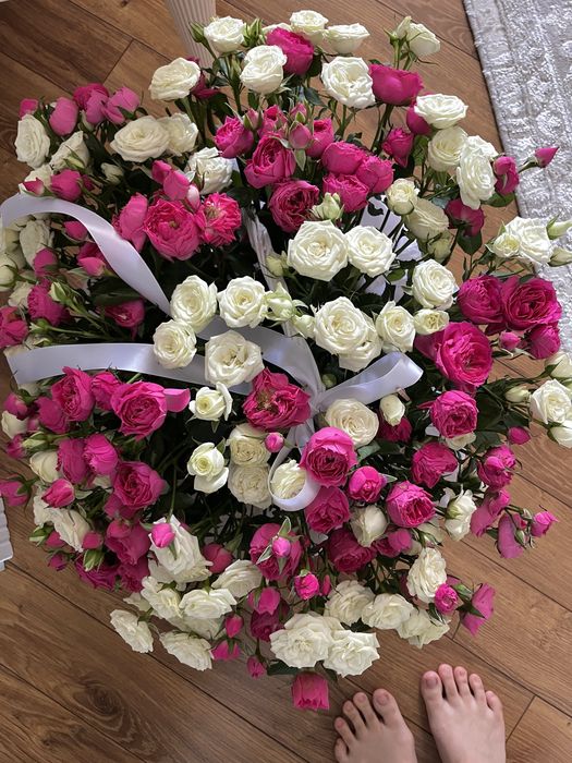 кустовые розы в корзине
