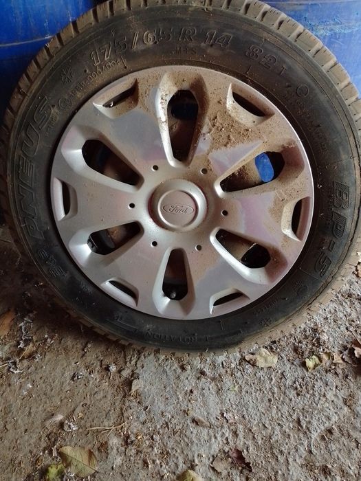 Vând anvelope de iarna cu genti Ford fiesta