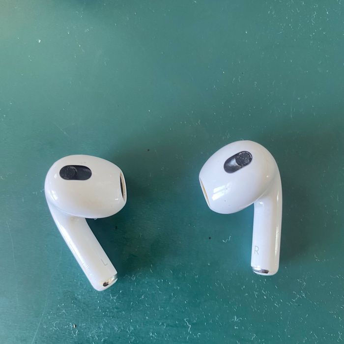 2 наушника AirPods 3