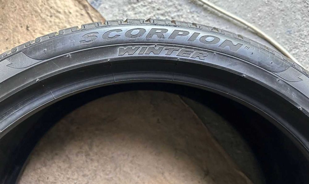 285/35 R22 Pirelli Scorpion Winter DOT 2021