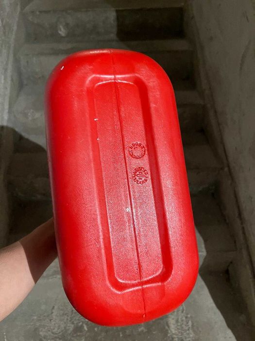 Vand canistra de benzina