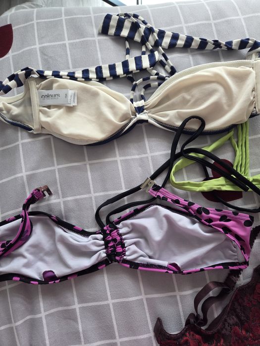 Vand set de 4 sutiene si o pereche de chiloti de baie