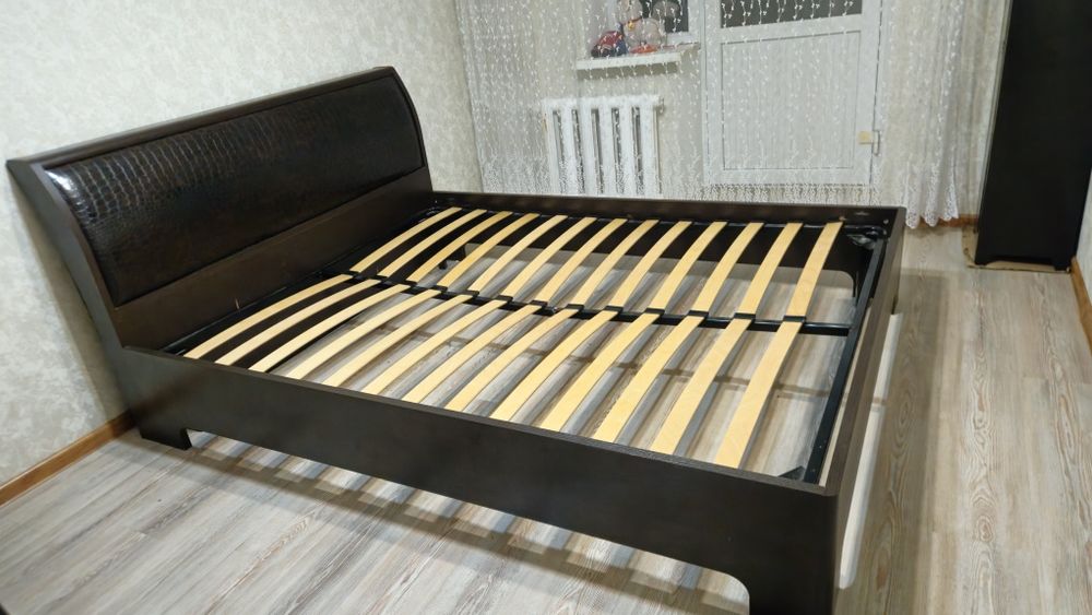 Двуспальная кровать