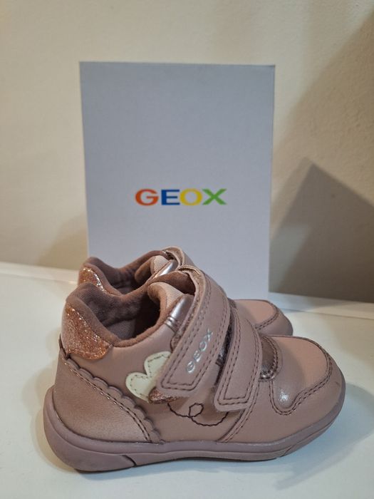 Продавам обувки за момиченце Geox