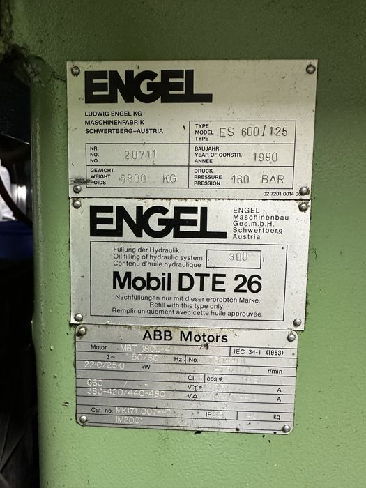 Продавам шприц машини ENGEL  ES 600/125 два броя