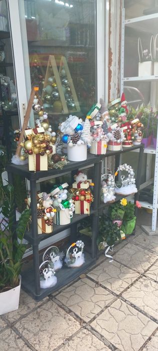 Подаръци за коледа и цветя