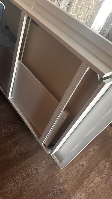 Продам белый стол (дерево)