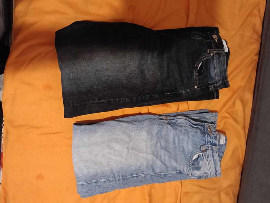 3 perechi Blugi damă mărimea 32 . La 40 lei bucata.