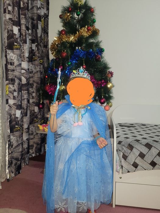 Голубое нарядное платье на девочку