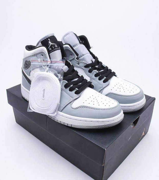 Кроссовки спортивные