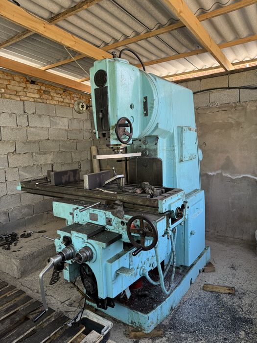 Продам фрезерный станок  модель 6р13
