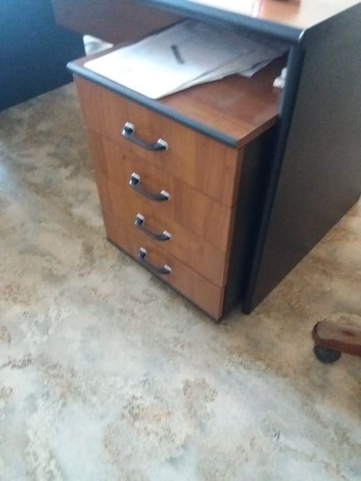 Продам  стол офисный